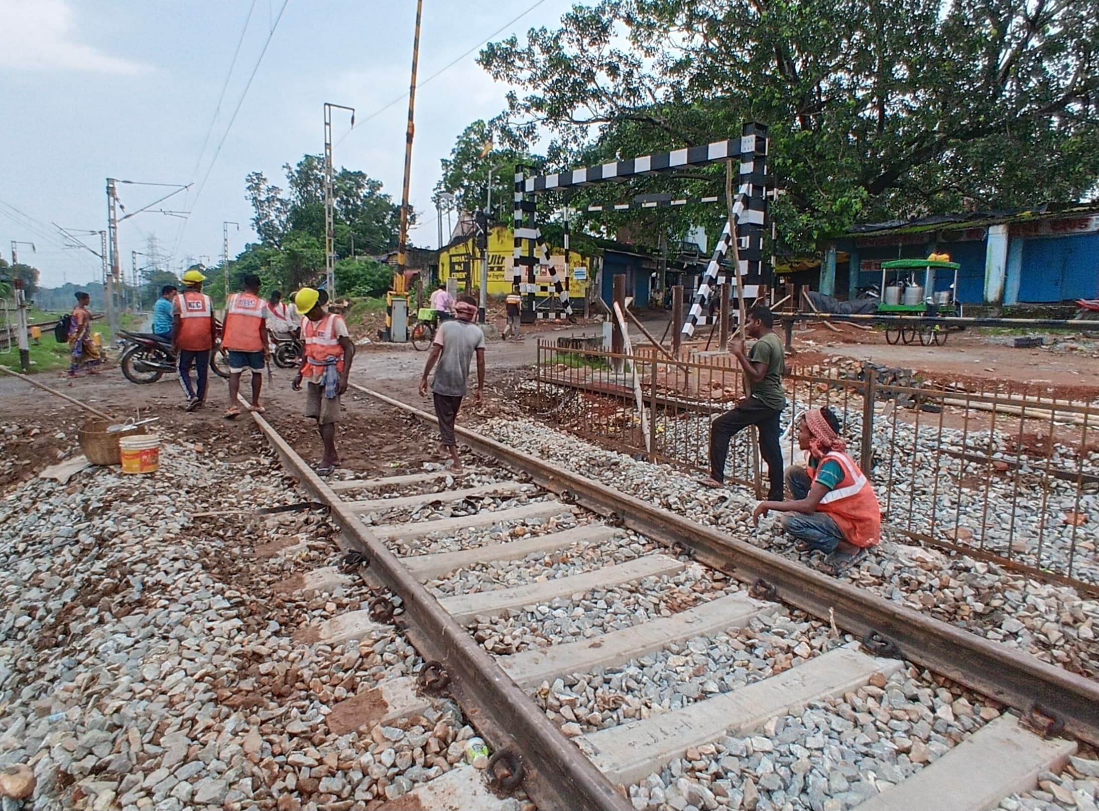 Jamshedpur News : रेलवे का टाटानगर से बारीगोड़ा फाटक तक चौड़ीकरण कार्य तेज, 6 झोपड़ियों को हटाया