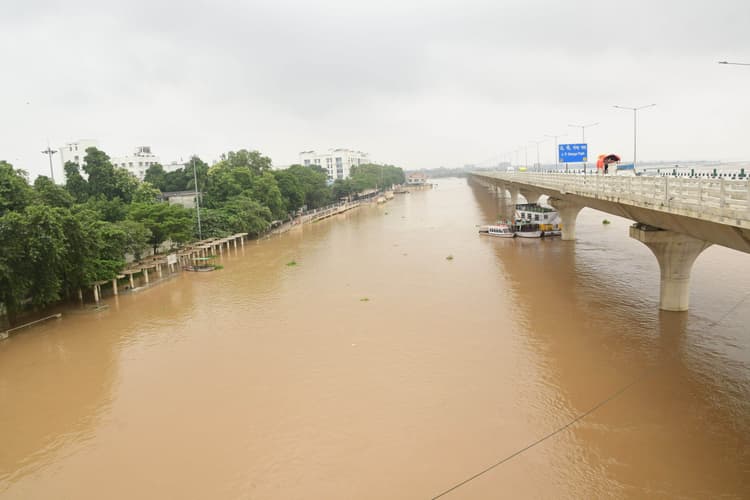 Patna News : दीघा व गांधी घाट पर लाल निशान से ऊपर बह रही गंगा, दियारे में फैला पानी