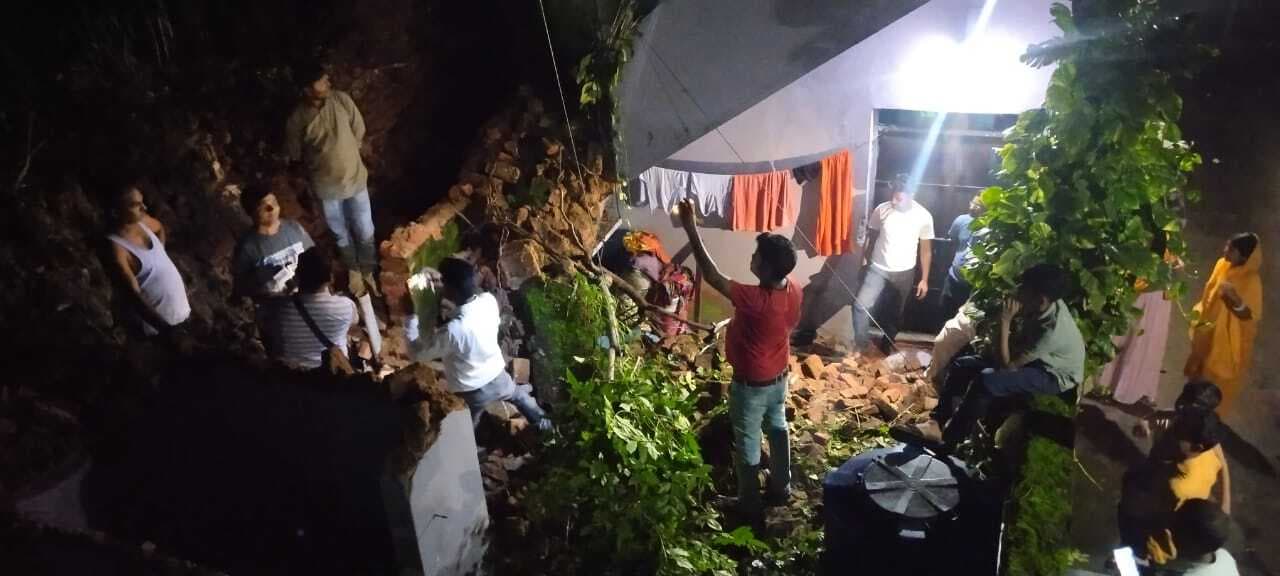 Dhanbad News: बारिश से झरिया में राजमहल की दीवार ढही, तीन मकान क्षतिग्रस्त