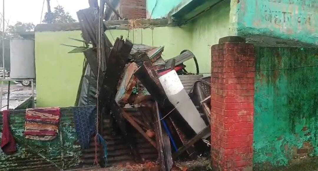 Dhanbad News: ब्लास्टिंग से अंगारपथरा में घर गिरा, टोटो क्षतिग्रस्त