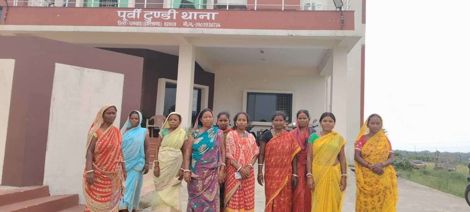 Dhanbad News: गांव में शराब की बिक्री के खिलाफ थाना पहुंची महिलाएं