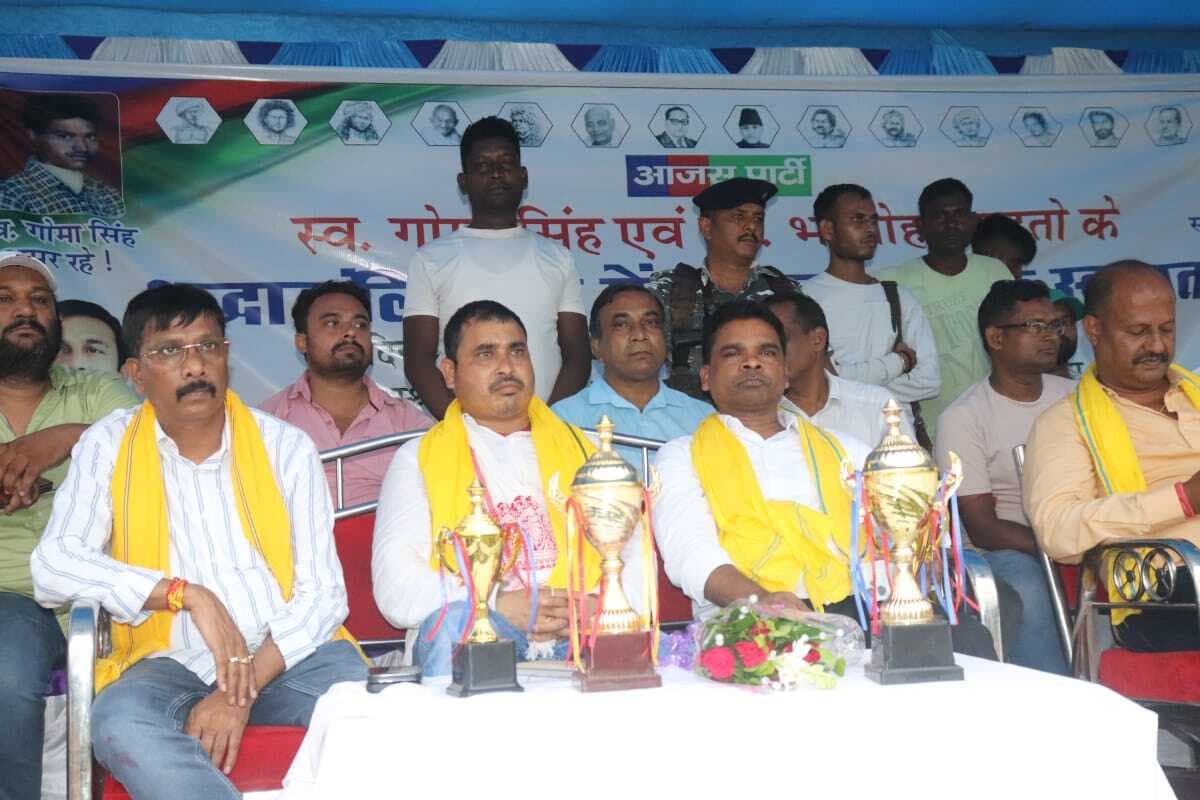 Jamshedpur News : शहीदों की शहादत को कभी भुलाया नहीं जा सकता : तिवारी महतो