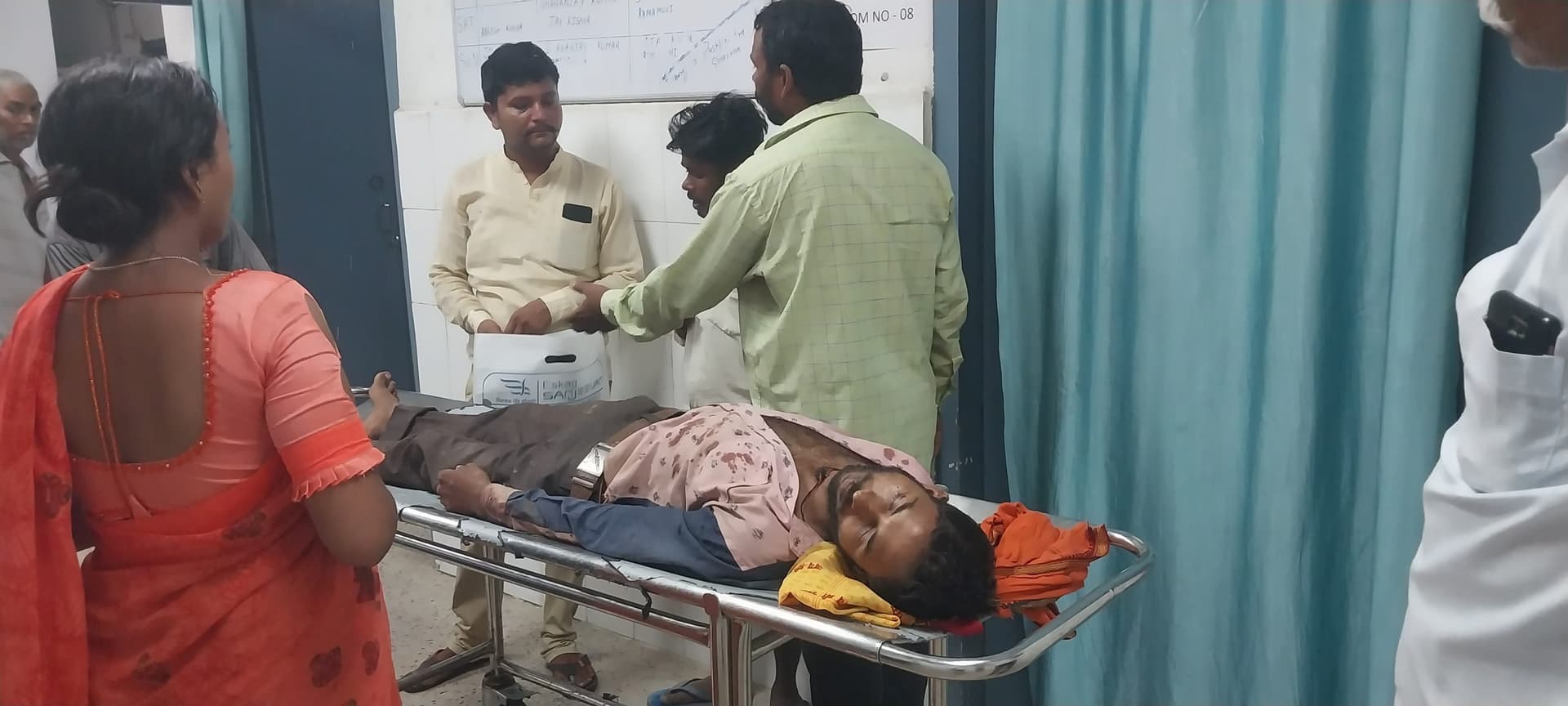 बस की टक्कर से इ-रिक्शा पलटा, चालक घायल