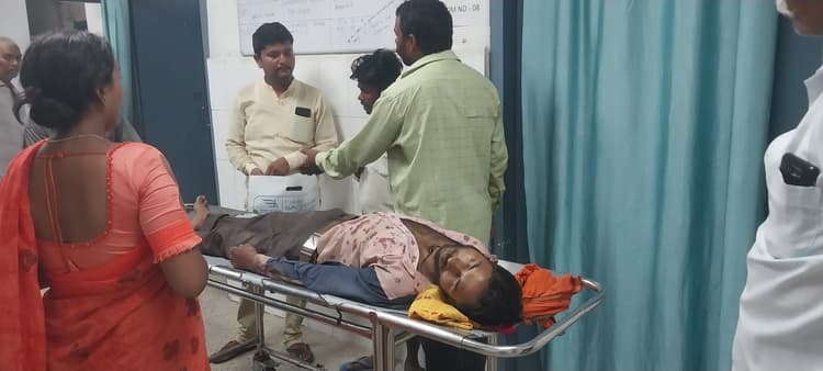 बस की टक्कर से इ-रिक्शा पलटा, चालक घायल