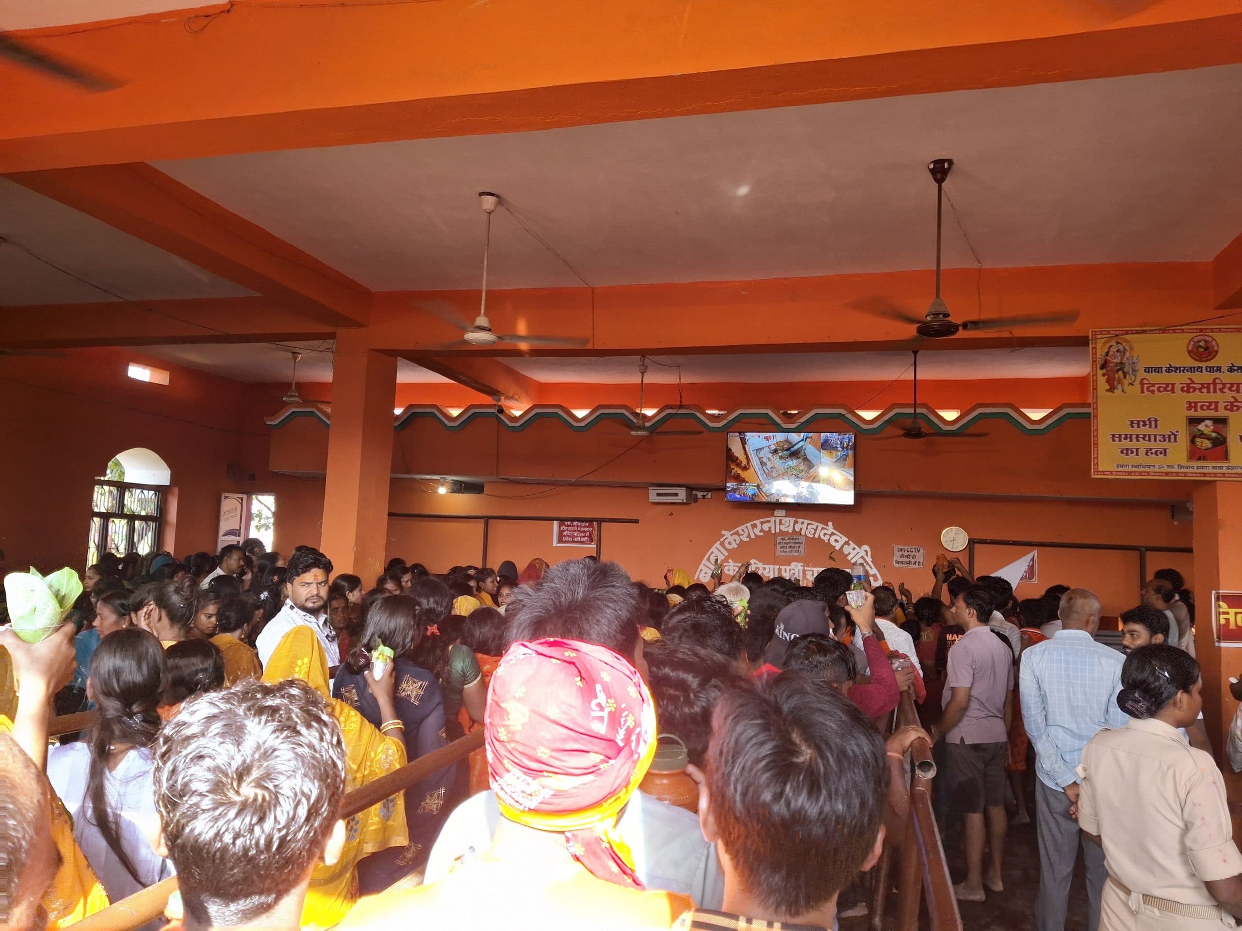 Motihari: गंडक नदी से जल लेकर श्रद्धालुओं ने केशरनाथ मंदिर में किया जलाभिषेक