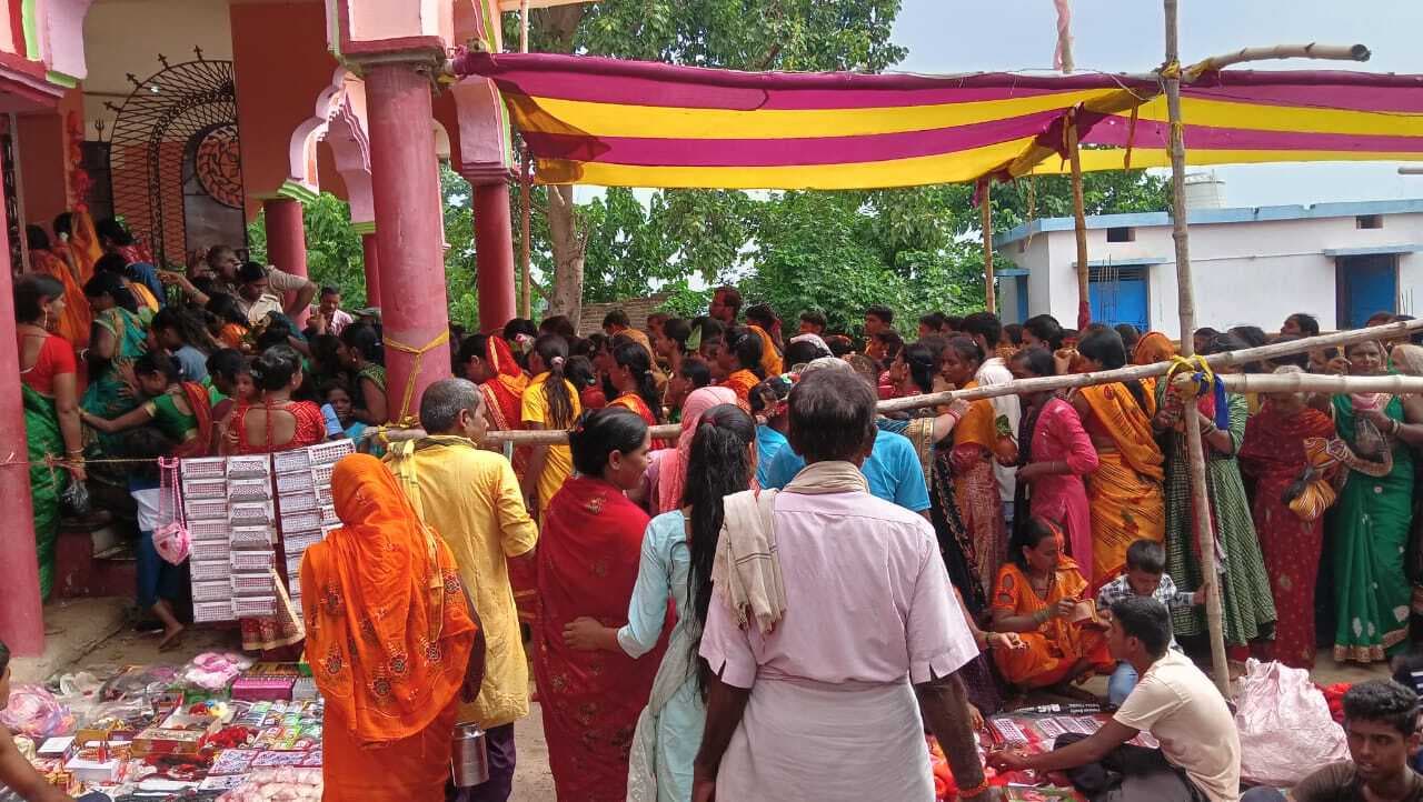 Motihari: सावन की दूसरी सोमवारी पर शिवालयों में उमड़ी भक्तों की भीड़