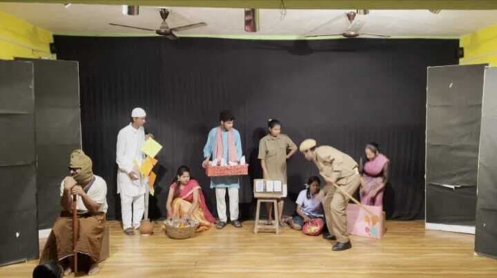 Madhubani : युवा एकता संस्थान के कलाकारों ने किया गिरगिट नाटक का मंचन