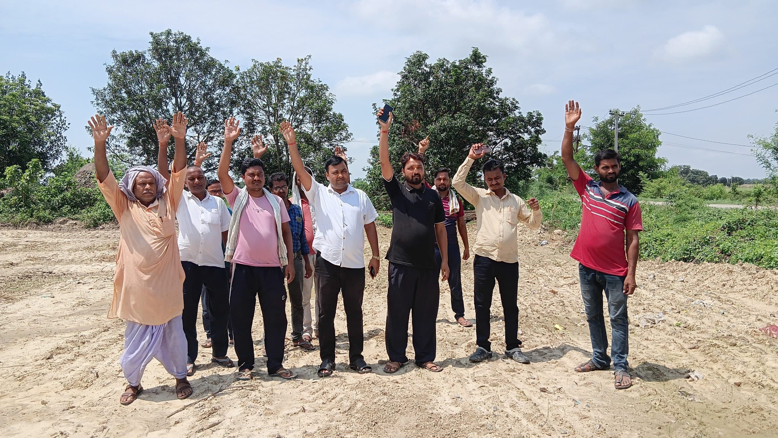 Madhubani : पंचायत से बाहर पंचायत सरकार भवन निर्माण का ग्रामीणों ने जताया विरोध