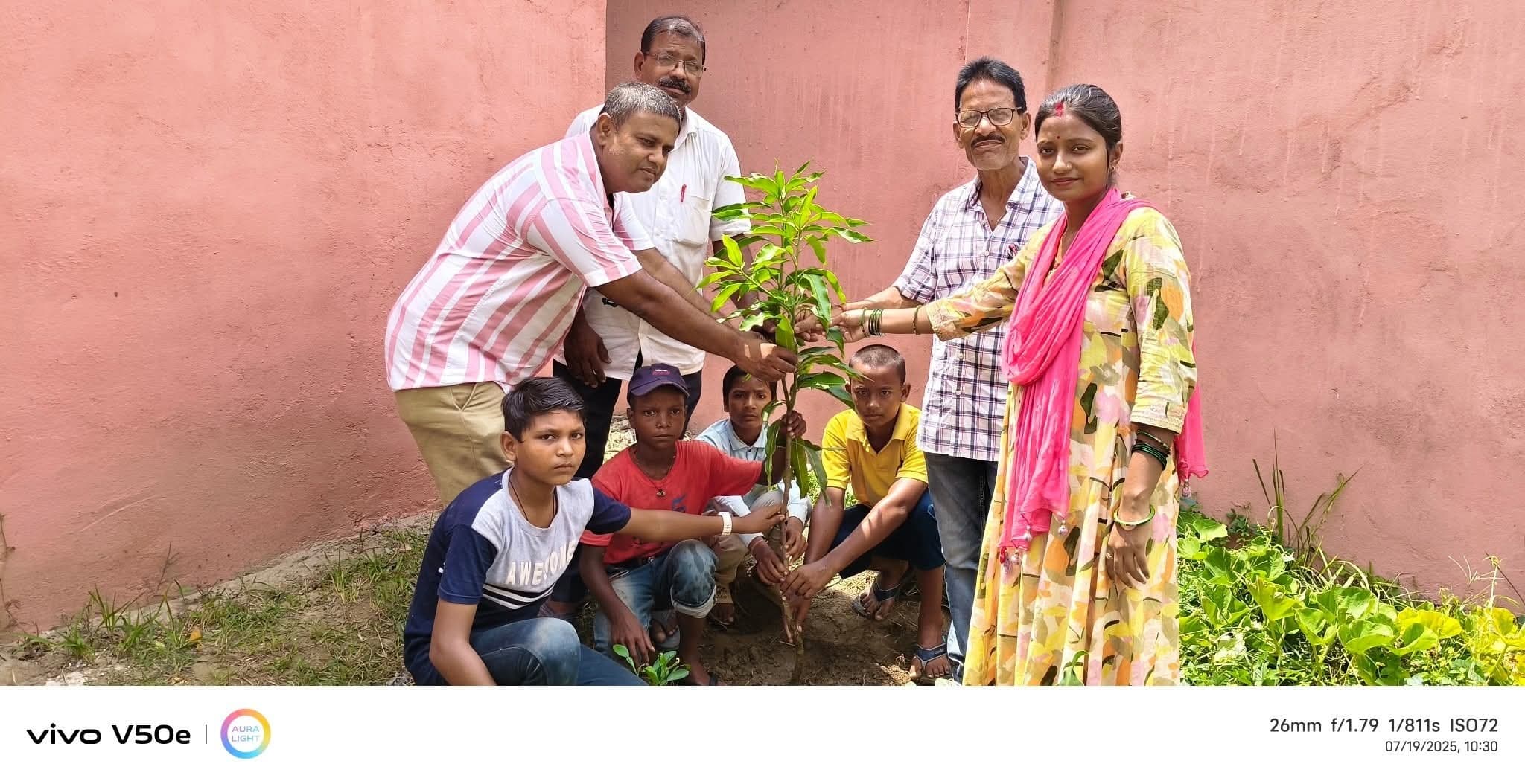 Madhubani : विद्यालय में बच्चों ने किया पौधारोपण