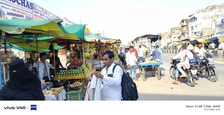 अतिक्रमण के कारण हर दिन घंटों सड़क जाम से जूझते राहगीर