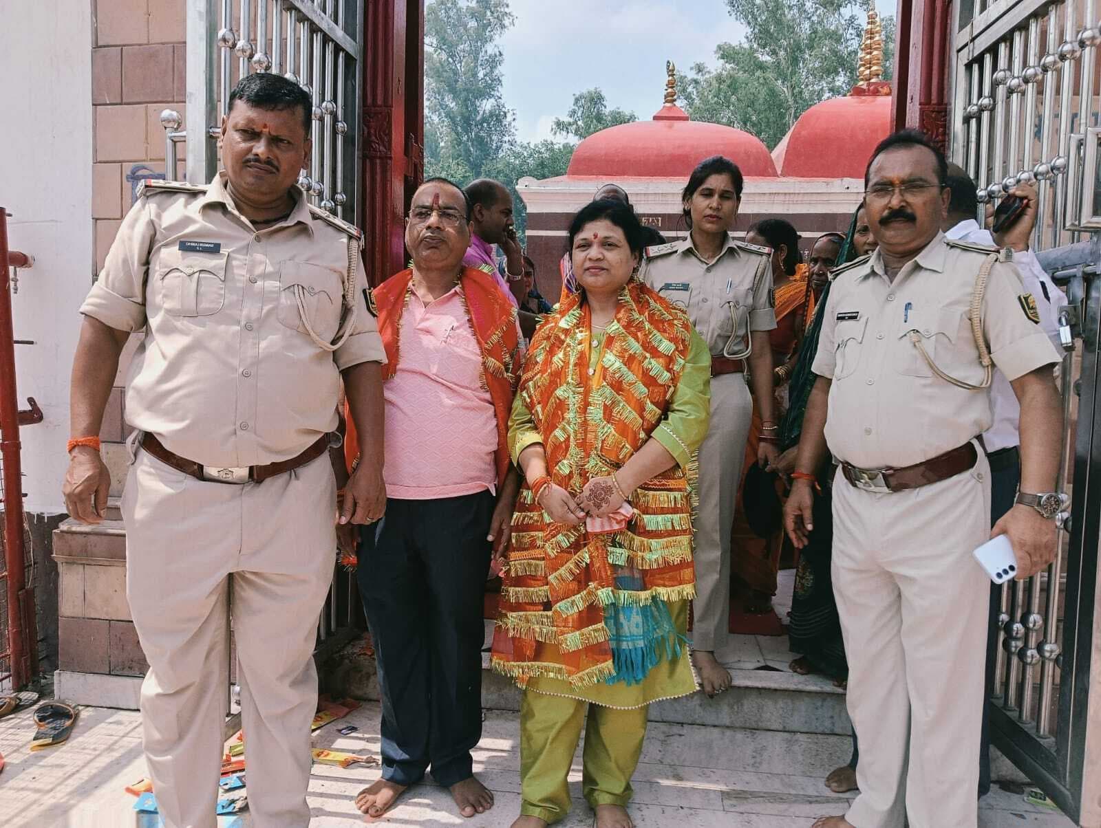 थावे मंदिर पहुंचीं जिला एवं सत्र न्यायाधीश गीता गुप्ता ने मां की चरणों में नवाया शीश