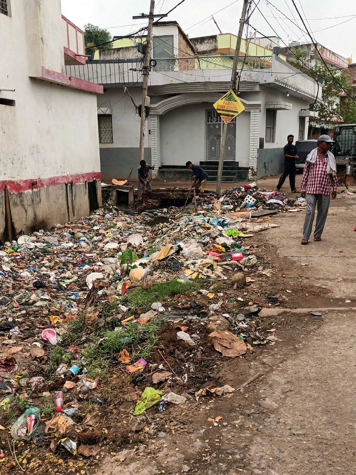 गदालोल नाला पर कब्जा, ढंग से नहीं हो रही सफाई