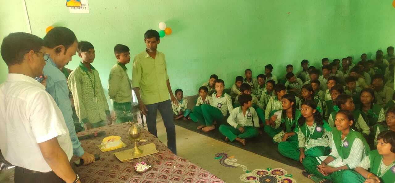 स्कूलों में तिथि भोजन का आयोजन, बच्चों का मनाया जन्मदिन