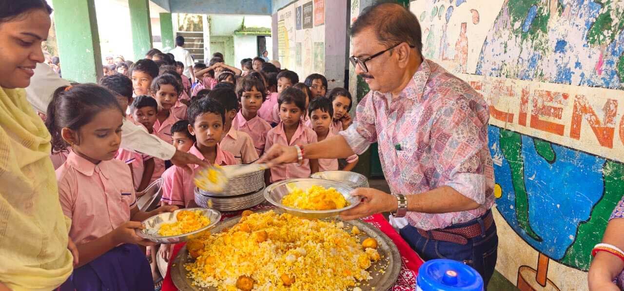 जुलाई में जन्मे बच्चों के साथ बीडीओ ने मनाया सामूहिक जन्मोत्सव