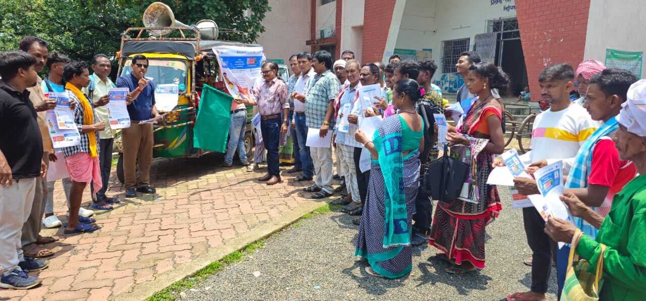 प्रचार रथ को बीडीओ ने किया रवाना