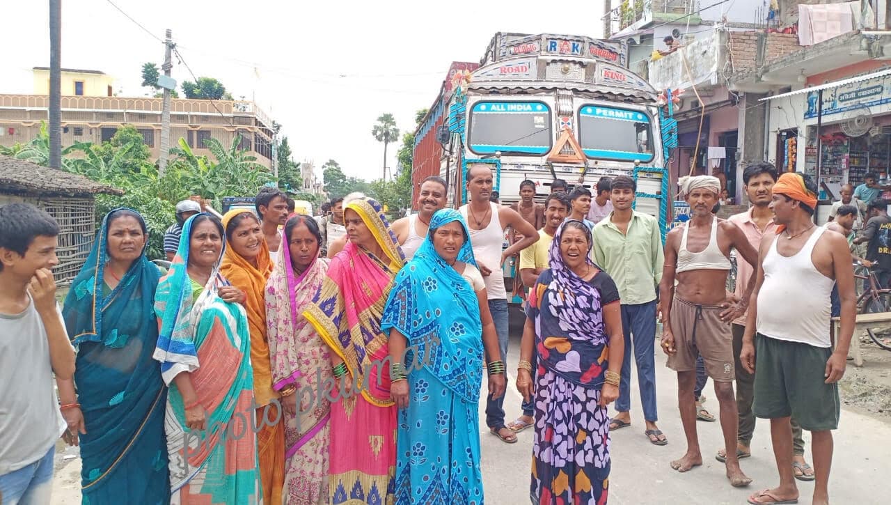Samastipur News:बिजली के लिए ग्रामीणों ने किया सड़क जाम