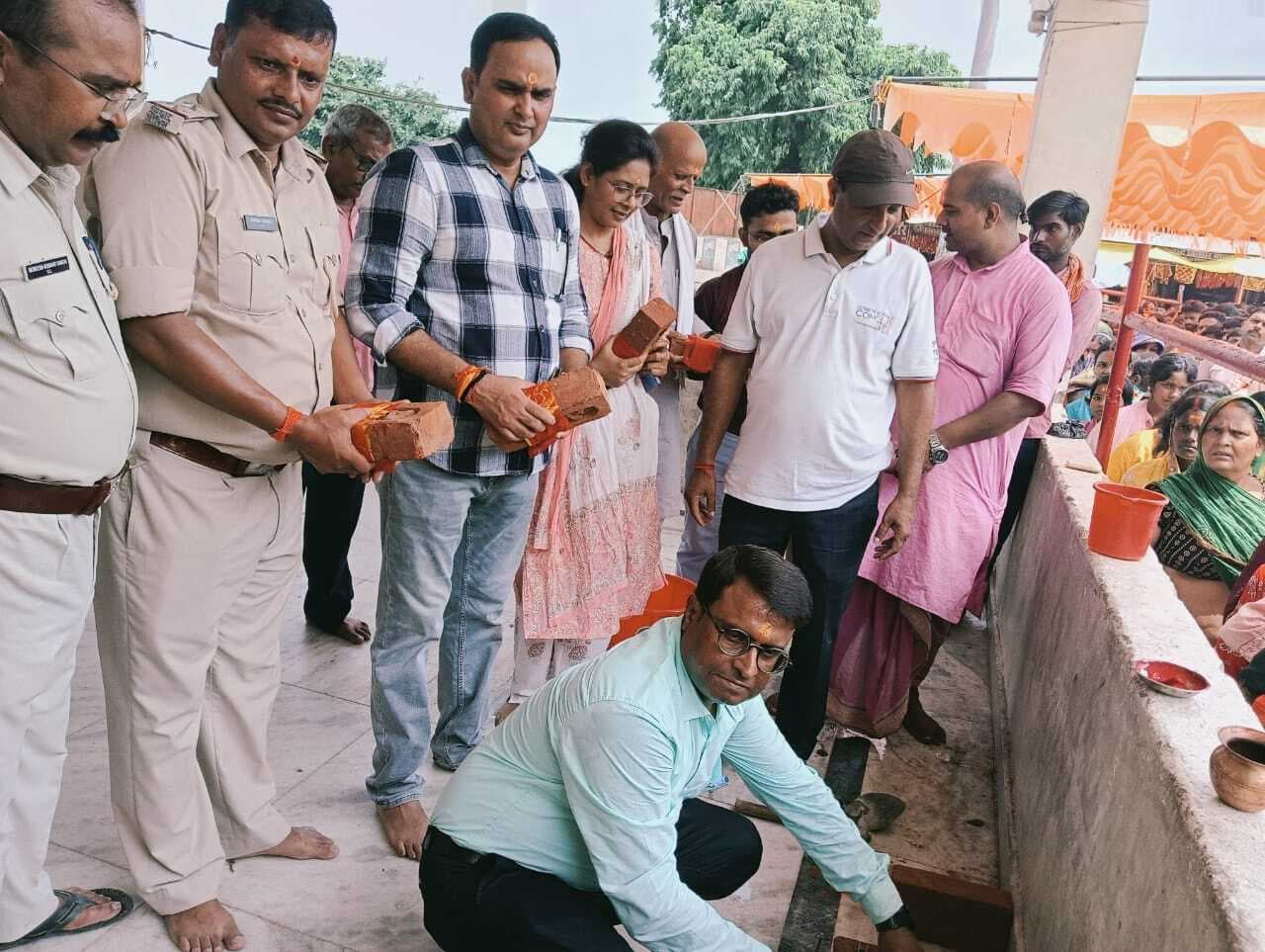 थावे मंदिर परिसर में टीओपी के भवन निर्माण को लेकर किया गया भूमिपूजन