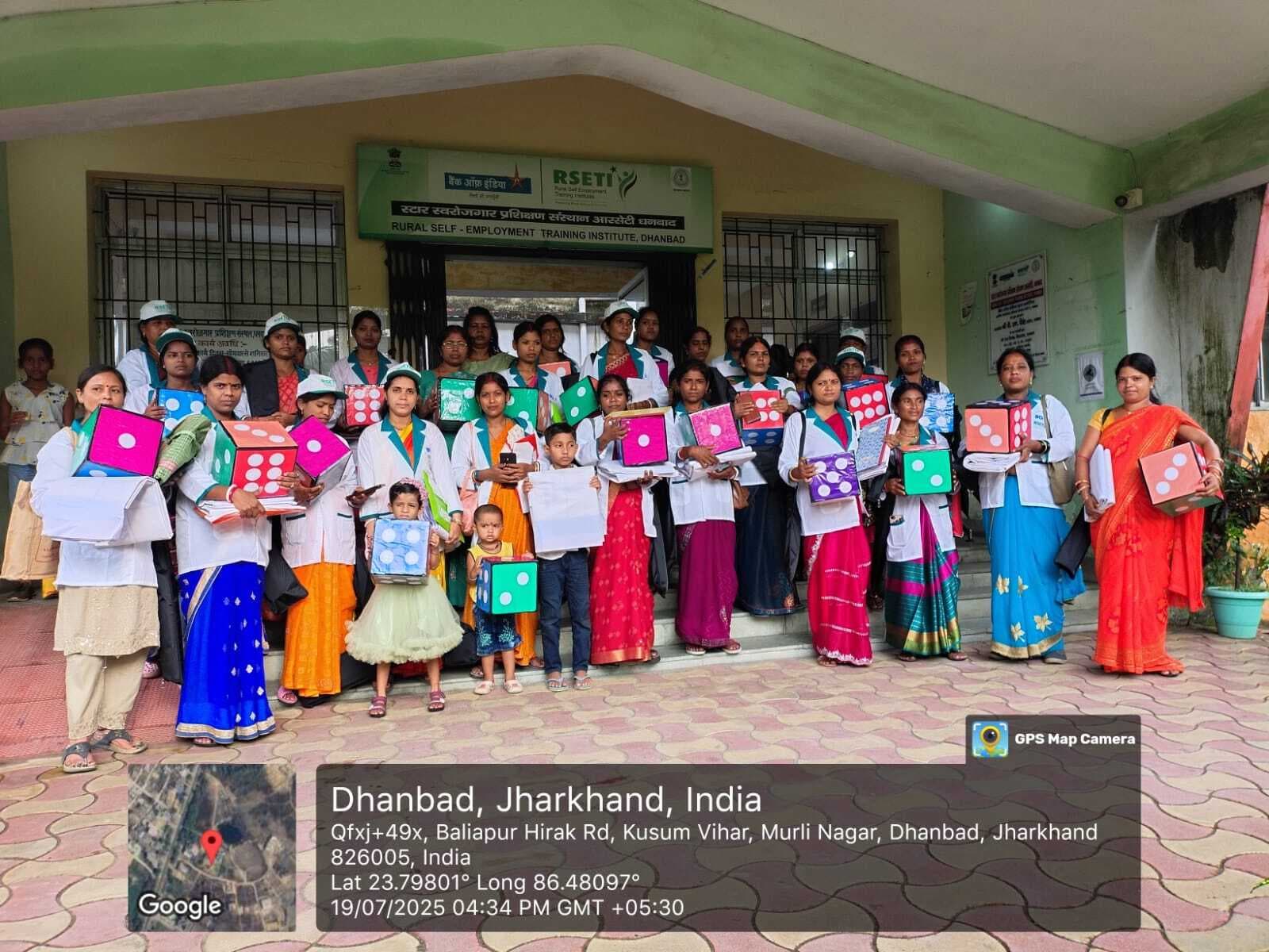 Dhanbad News : आरसेटी प्रशिक्षण केंद्र में एफएलसी बैच का समापन