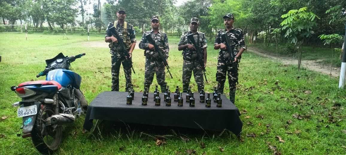 बाइक व 24 बोतल नेपाली शराब बरामद, तस्कर फरार