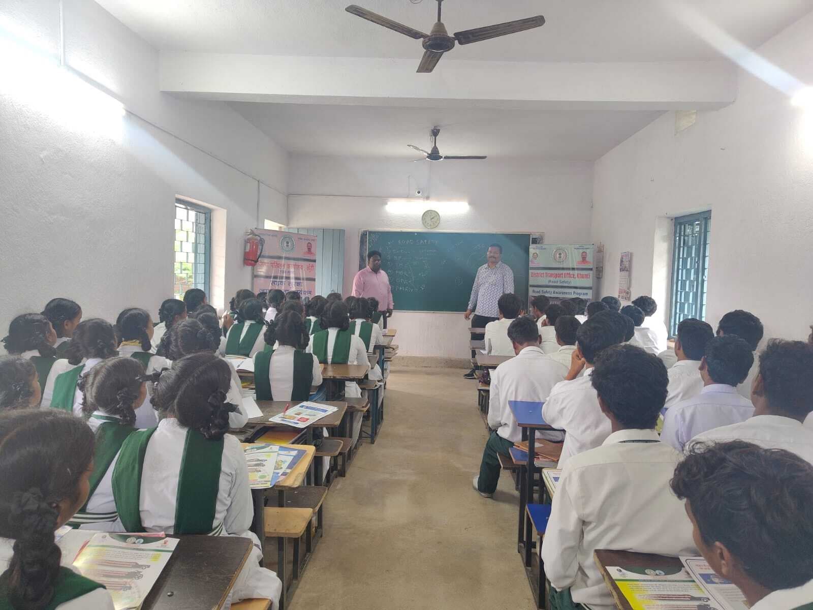 जिला प्रशासन ने सड़क सुरक्षा को लेकर विद्यार्थियों को जागरूक किया