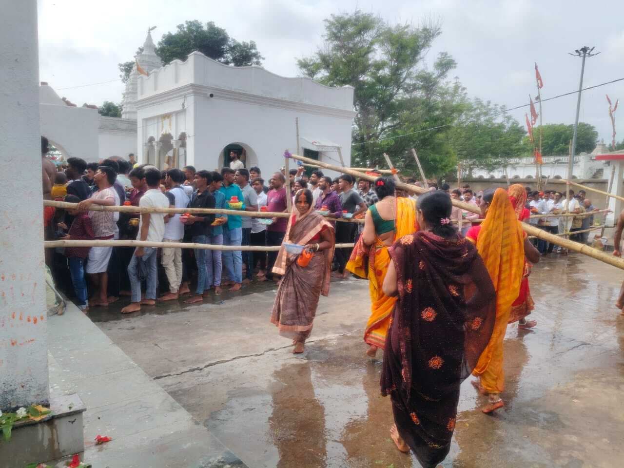 दिन भर लगते रहे हर-हर महादेव के जयकारे