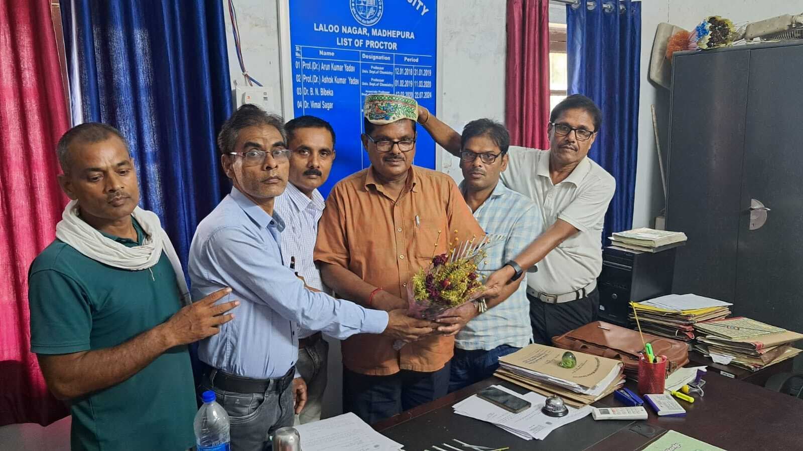 डॉ विमल सागर को कर्मचारी संघ ने किया सम्मानित