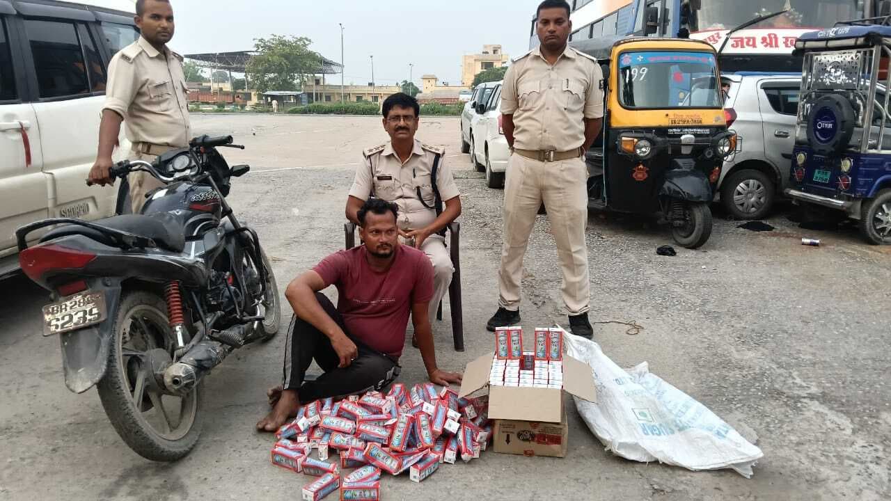 कुचायकोट में 36 लीटर देसी शराब के साथ तस्कर धराया