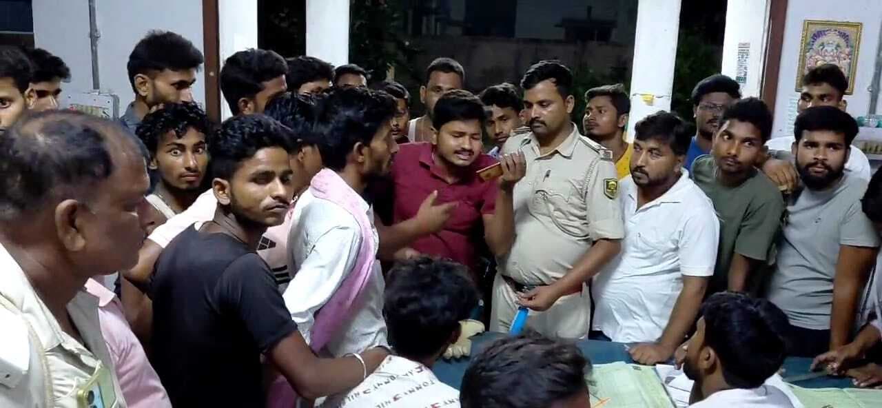 20 घंटे बिजली बाधित रहने से भड़के उपभोक्ताओं ने किया हंगामा