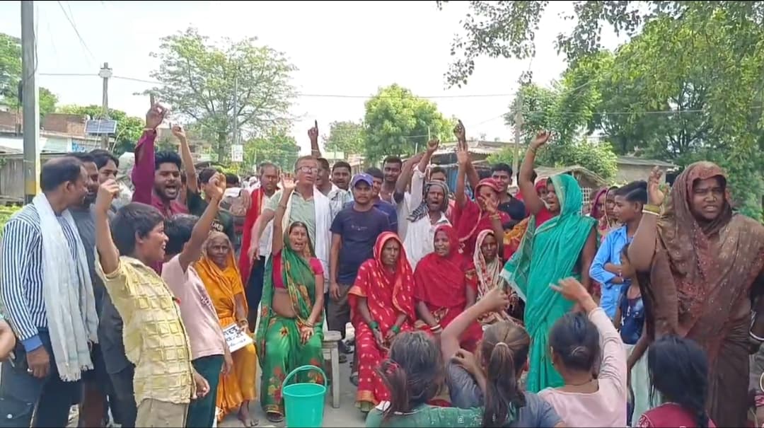 Samastipur News:पेयजल के लिए नरसिंहा के लोगों ने किया सड़क जाम