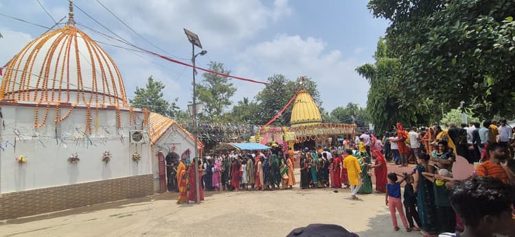 मंदिरों में लगा रहा शिव भक्तों का तांता