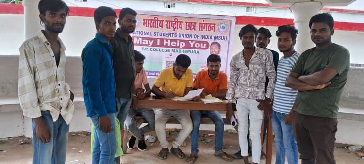 एनएसयूआइ ने ठाकुर प्रसाद महाविद्यालय परिसर में हेल्प डेस्क