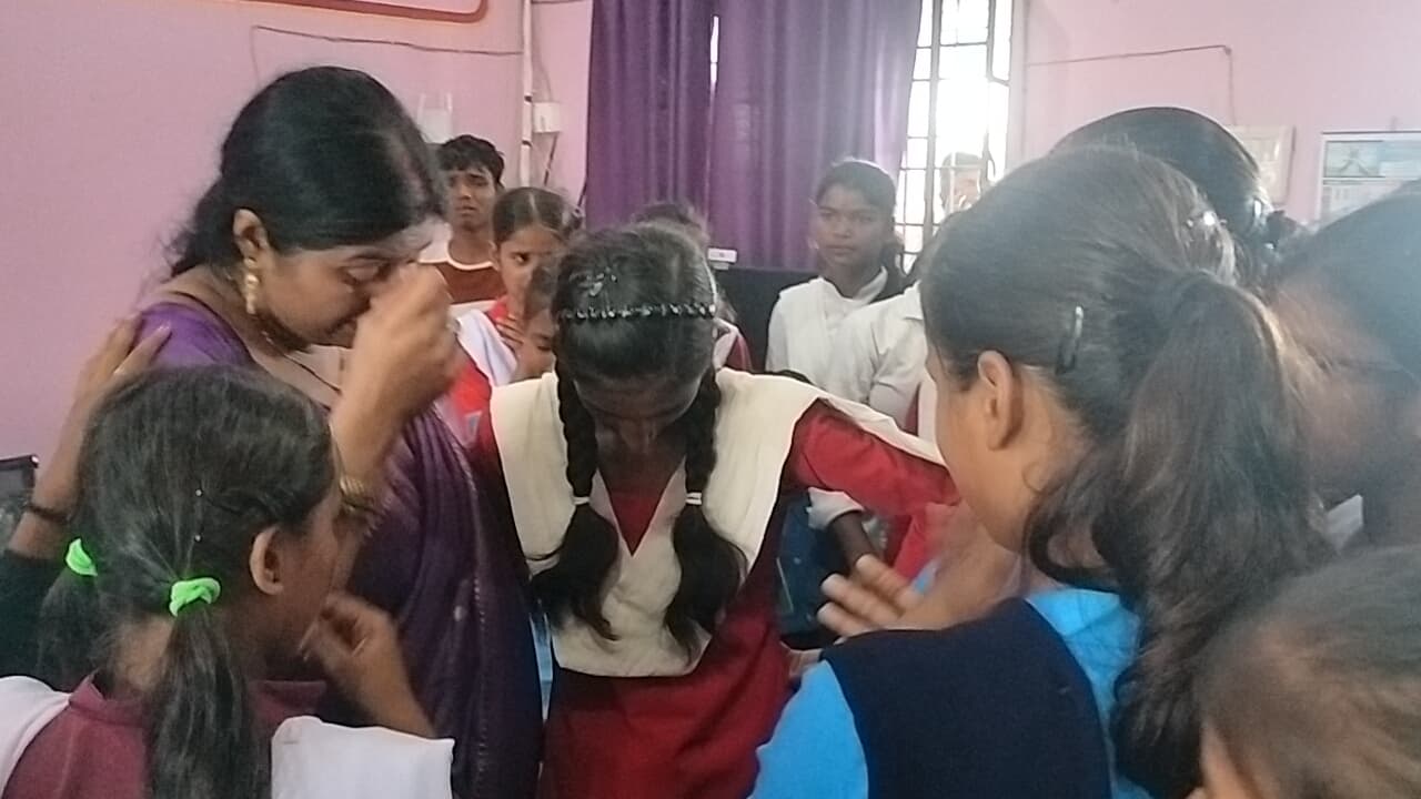 शाहपुर स्कूल में प्रधानाध्यापिका की विदाई पर भावुक हुईं छात्राएं