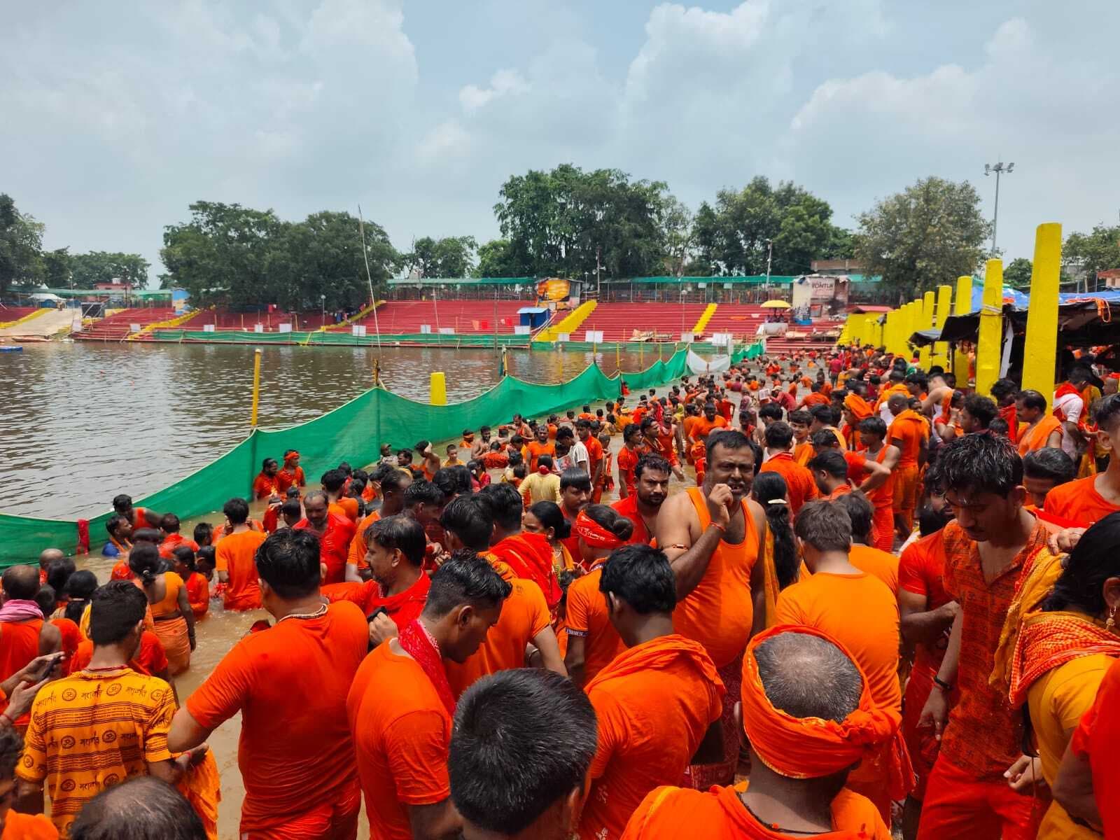 गेरुवा वस्त्रधारियों पटा रहा शिवगंगा घाट, लगी आस्था की डुबकी