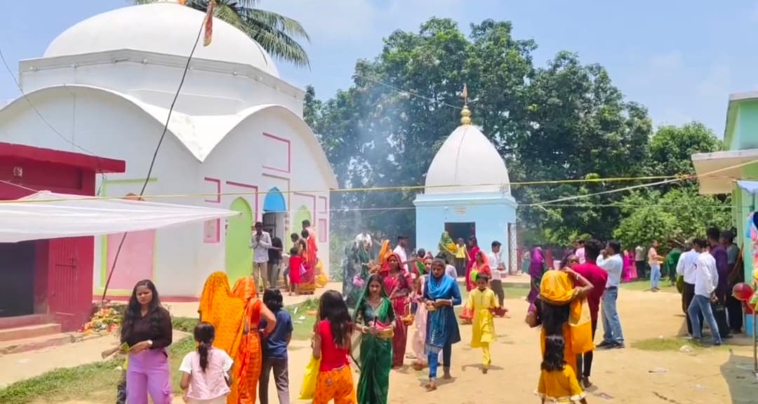 सावन की दूसरी सोमवारी को लेकर भारीडीह शिव मंदिर में श्रद्धालुओं की उमड़ी भीड़