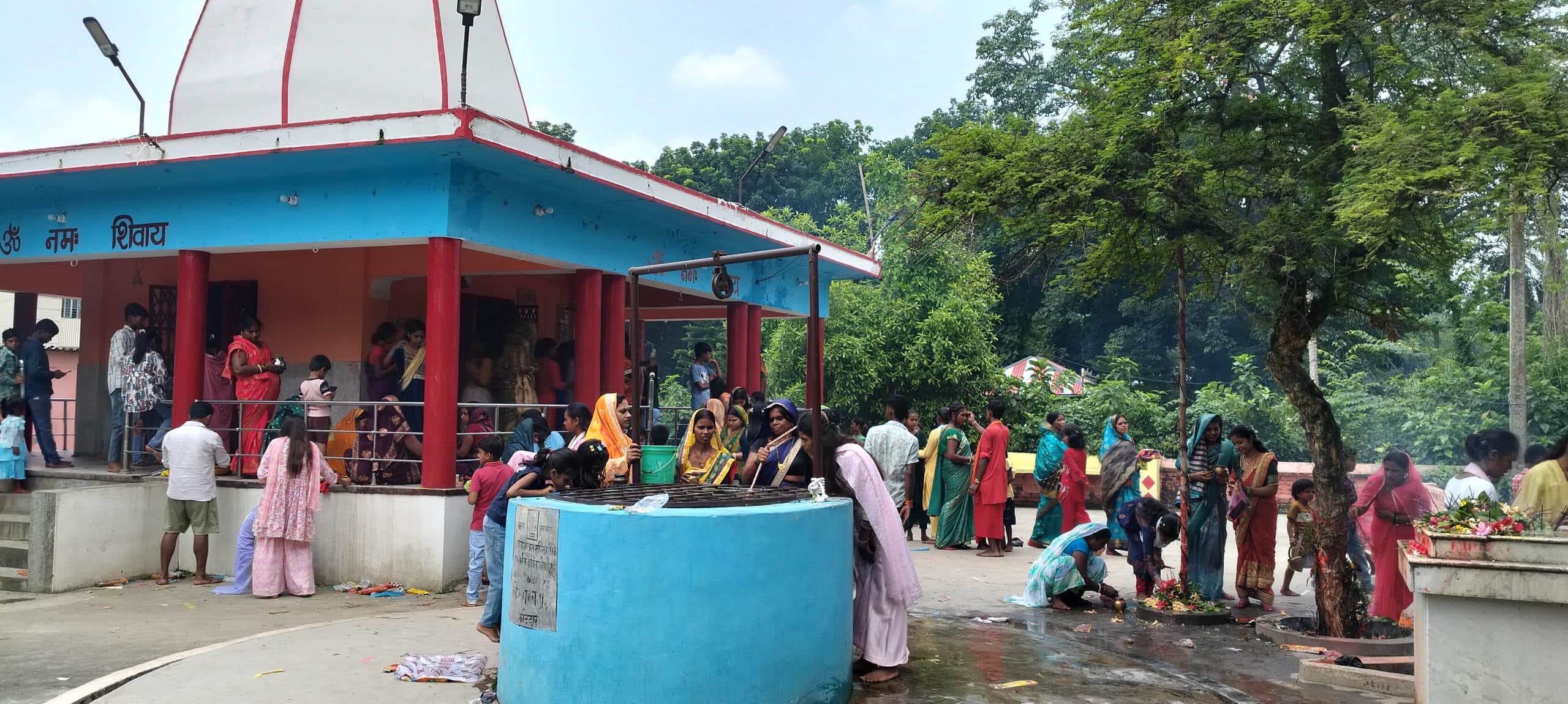 कोढ़ा के शिवमंदिरों में सुबह से लगी रही श्रद्धालुओं की कातार
