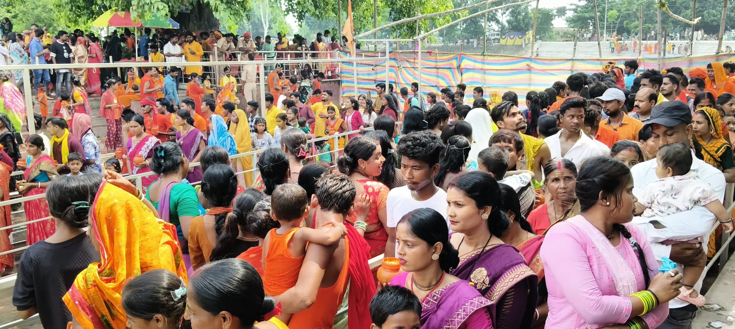 गोरखनाथ धाम में 70 हजार श्रद्धालुओं ने किया जलाभिषेक