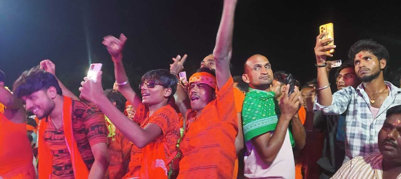 सेवा शिविर में भक्ति गानों पर थिरके कांवरिया