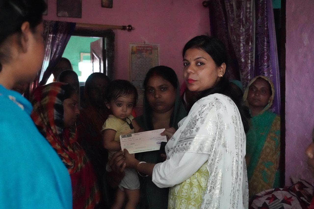 hajipur news. शहीद के परिजन को डीएम ने सौंपा 21 लाख रुपये का चेक