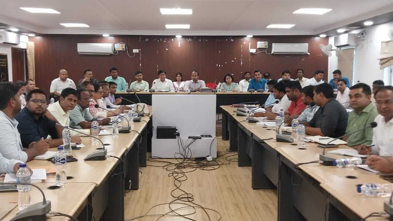 बजट में घोषित निर्माण को समय से करें पूरा : डीएम