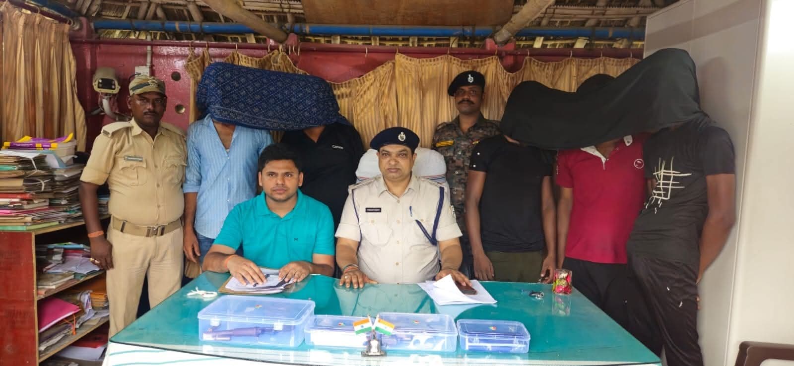 अपराध की योजना बना रहे मधेपुरा के चार व पूर्णिया का एक अपराधी हथियार व गोली के साथ गिरफ्तार