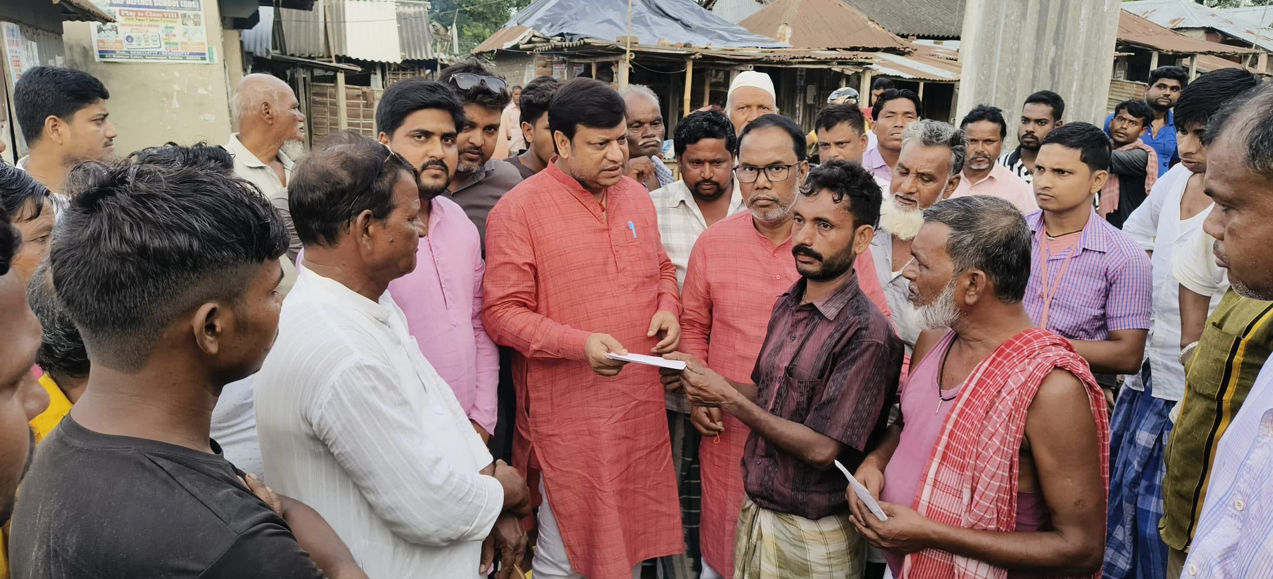 अग्नि पीड़ितों को आर्थिक सहायता देकर किया सहयोग