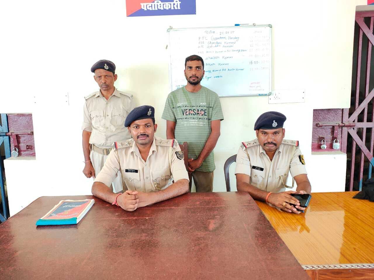 सिपाही भर्ती परीक्षा में नकल कराने आये युवक धराया, सात एडमिट कार्ड बरामद