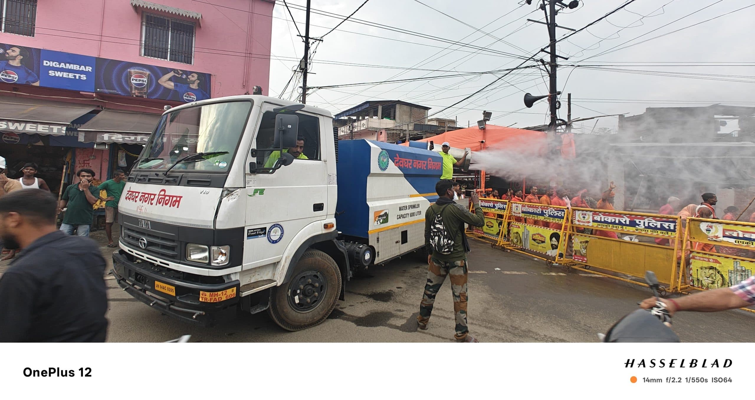 Deoghar News : साफ-सफाई के रहे विशेष इंतजाम, कांवरियों पर गुलाब जल का छिड़काव