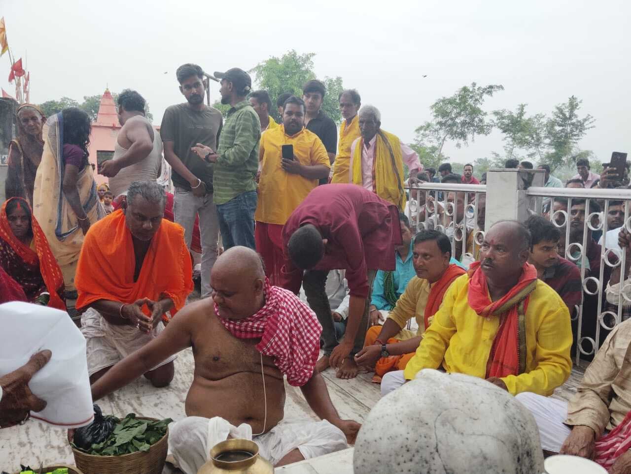 धमना गांव में बाबा दुबे की पूजा को लेकर उमड़े भक्त