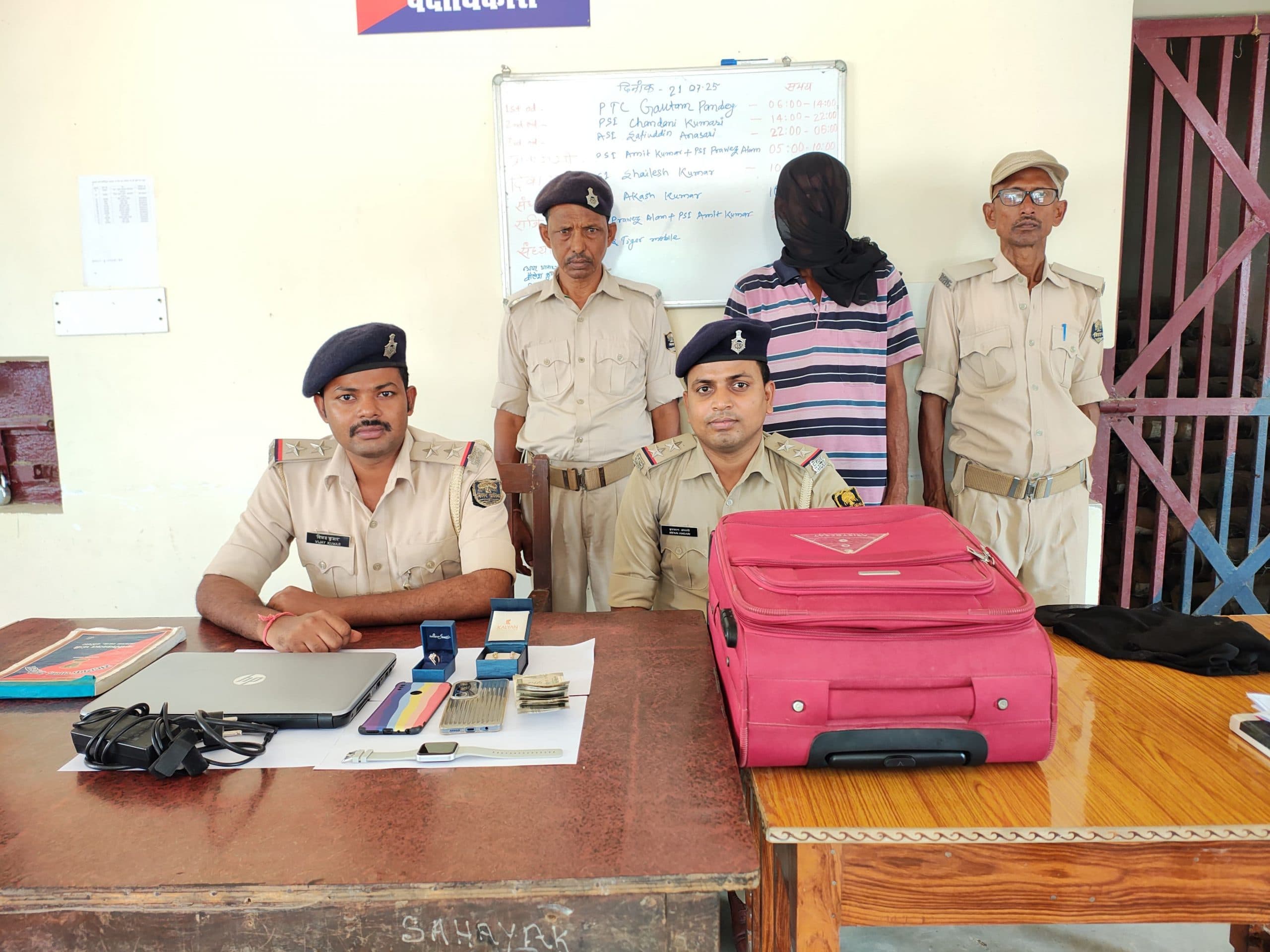 चोरी में यूपी के भदोही में छापेमारी, समान के साथ आरोपित गिरफ्तार