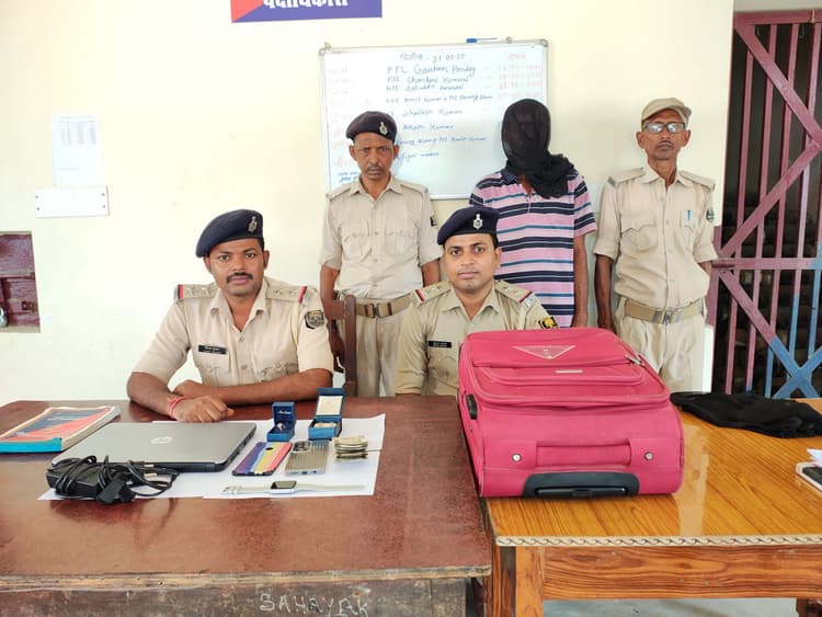 चोरी में यूपी के भदोही में छापेमारी, समान के साथ आरोपित गिरफ्तार