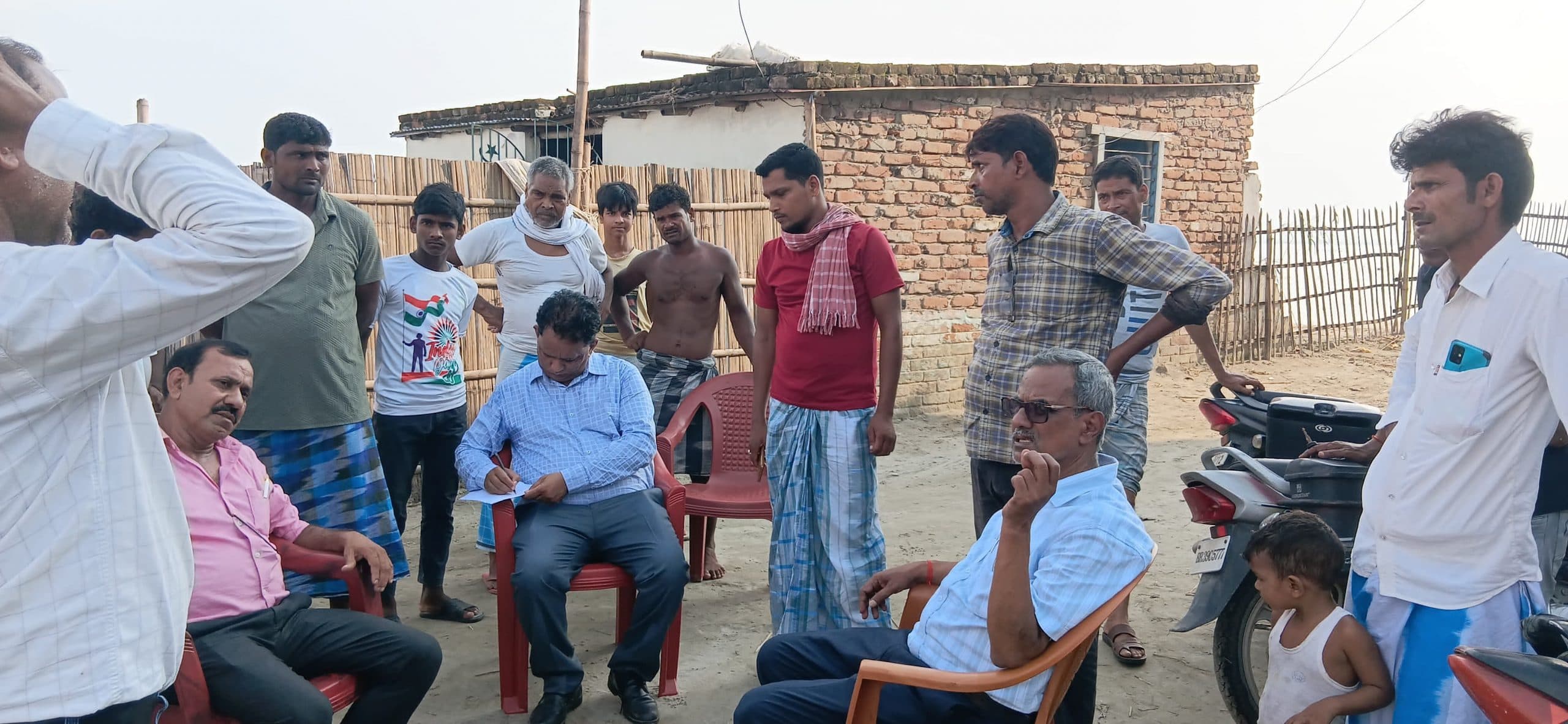 उत्क्रमित मध्य विद्यालय झब्बू टोला का डीइओ ने लिया जायजा