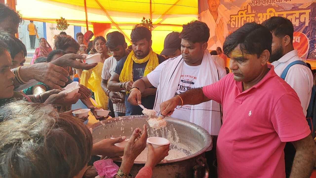 मनिहारी गंगा घाट पर मुख्य पार्षद की ओर से कांवरिया को दिया गया खीर व फल