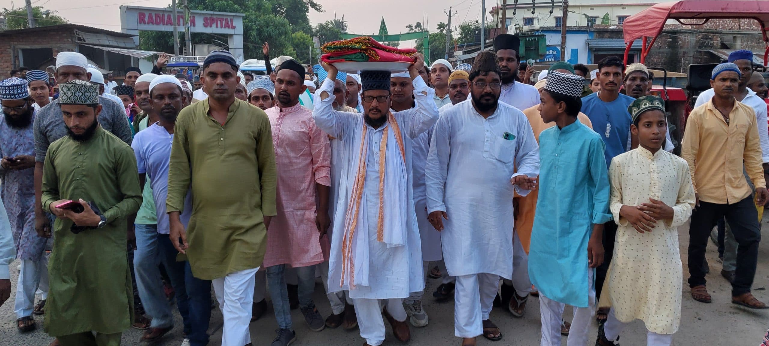 इस्लामपुर पीर बाबा मजार पर चादर पोशी के लिए लोगों की उमड़ी भीड़