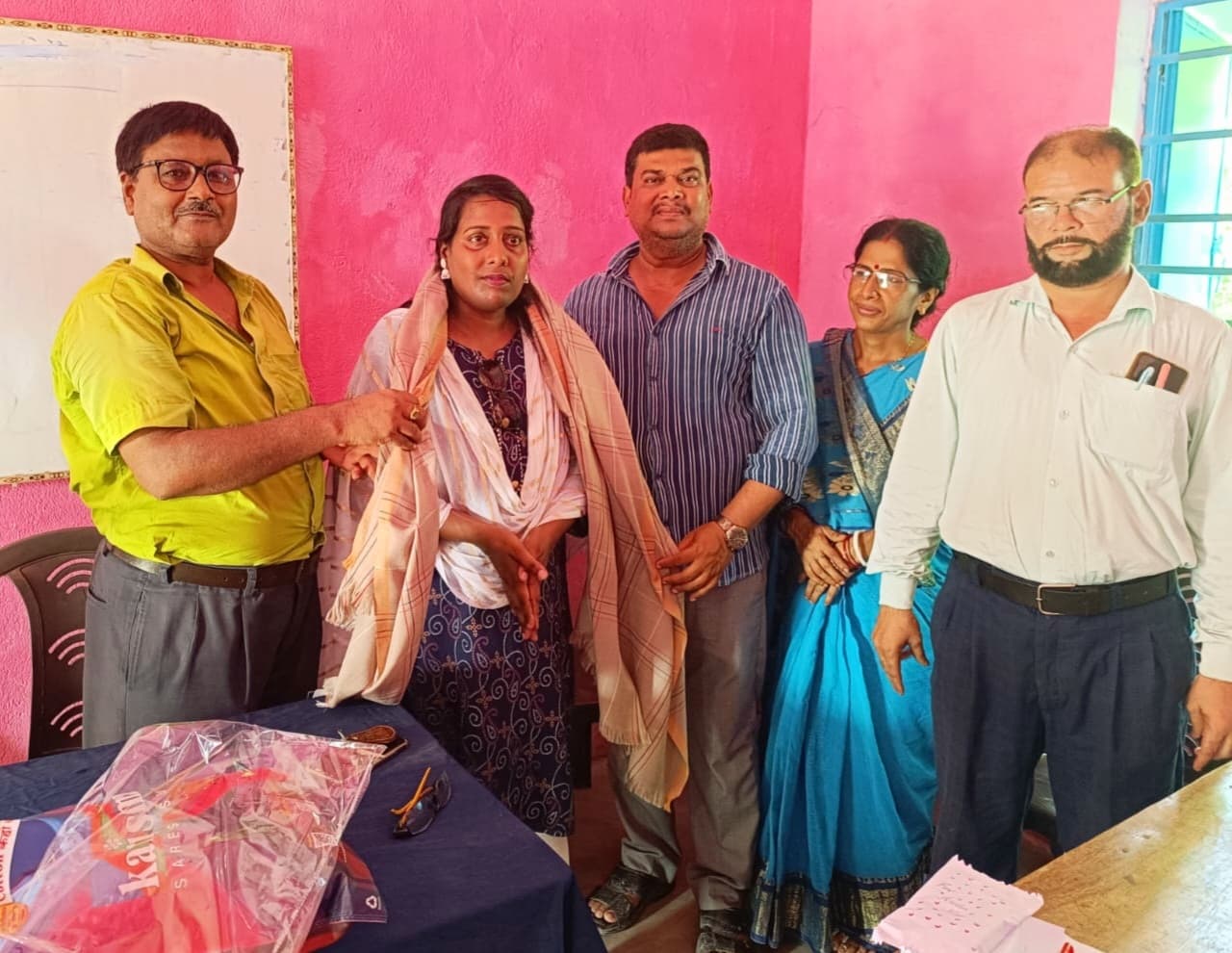 कन्या मध्य विद्यालय मनिहारी में शिक्षिका को दी गयी विदाई